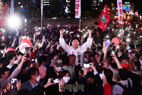 [포토] 마지막 유세...청계광장서 시민과 기념촬영하는 오세훈 후보