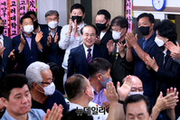 [포토] 출구조사 보기 위해 이동하는 윤형선