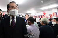 [포토] 출구조사 지켜본 후 자리 떠나는 윤형선 후보