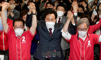 [포토] 출구조사 결과에 손들어 기뻐하는 오세훈 후보