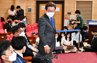 [포토] 상황실 박차고 떠나는 이재명 민주당 총괄선대위원장