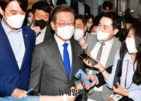 [포토] 아무말 없이 떠나는 이재명 민주당 총괄선거대책위원장