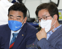 [포토] 김동연 캠프서 출구조사 시청하는 박정-염태영