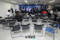 [포토] 출구조사 끝나자 한산한 김동연 개표상황실