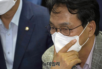 [포토] 출구조사 결과 지켜보는 안민석 선대위원장