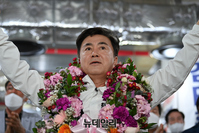 [포토] 당선확실 소식에 화답하는 김태흠 충남지사 후보