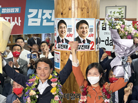 [포토] 당선확실 소식에 화답하는 김진태 강원지사 후보 내외