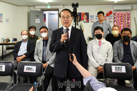 [포토] 패배 인정하는 윤형선 계양을 후보