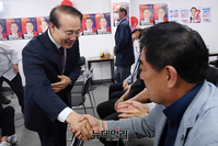 [포토] 지지자와 악수 나누는 윤형선
