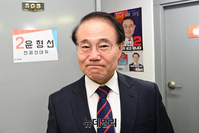 [포토] 선거패배 인정하는 윤형선 후보