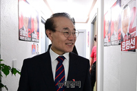 [포토] 개표상황실 나서는 윤형선 후보