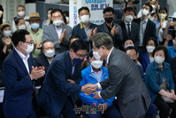 [포토] 지지자와 악수하는 이재명