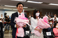 [포토] 꽃다발 받은 오세훈 서울시장 당선자