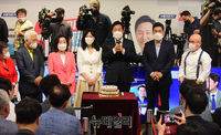 [포토] 떡케이크 자르는 오세훈 서울사장 당선자