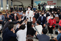 [포토] 개표3% 남기고 새벽에 역전패...개표상황실 찾은 김은혜 후보