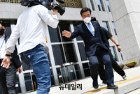 [포토] 지방선거 책임 총사퇴...국회 떠나는 윤호중