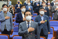 [포토] 국민의례하는 박홍근 민주당 대표 직무대행