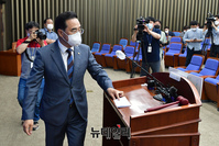 [포토] 단상으로 향하는 박홍근 민주당 대표 직무대행