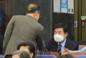 [포토] 인사 나누는 홍영표-김진표