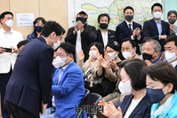 [포토] 지지자에 인사하는 안철수