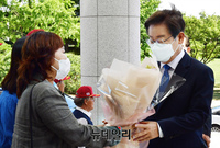 [포토] 꽃다발 받은 이재명 민주당 의원 