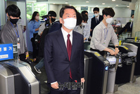 [포토] 의원실로 향하는 안철수 국민의힘 의원