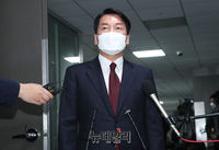 [포토] 기자들의 질문에 답하는 안철수 의원