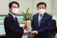 [포토] 이진복 정무수석 만난 안철수 의원