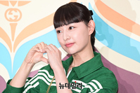 [포토] 김지원, 팬에 보내는 손 하트