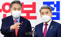 [포토] 대화 나누는 박진·이종섭 장관