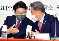 [포토] 대화 나누는 권성동 원내대표와 박진 장관