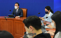 [포토] 비상대책위원회 구성 관련 기자회견 갖는 박홍근 원내대표