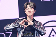 [포토] 트렌드지 한국, 팬에 보내는 손 하트