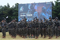 [포토] 거수경례하는 워리어플랫폼 육군 장병들