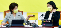 [포토] 대화 나누는 이은주 비대위원장과 류호정 의원