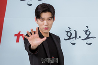 [포토] 환혼 유인수, 카리스마 손인사