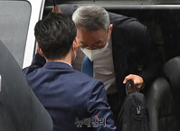 [포토] 산업부 블랙리스트, 호송차서 내리는 백운규 전 장관