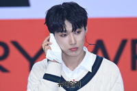 [포토] 취재진 질문 집중하는 재한