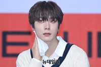 [포토] 오메가엑스 제현, 땀 닦는 것도 멋있게