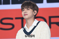 [포토] 오메가엑스 혁, 팬에 보내는 미소