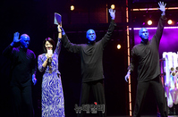 [포토] 블루맨에 둘러싸인 박은경 아나운서