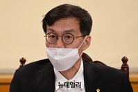 [포토] 취재진 질문 답하는 이창용 한은 총재