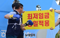 [포토] 고용노동부에 집결한 소상공인, 최저임금 인상 격파 퍼포먼스