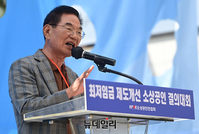 [포토] 최저임금 제도개선 촉구 결의대회 연단 오른 박복규 택시연합회장