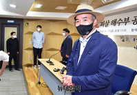 [포토] 입장 밝히는 北피격 해수부 공무원 유족 이래진 씨 