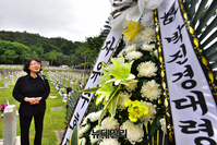 [포토] 추모곡 부르는 이영란 성악가