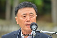 [포토] 고 박진경 대령 제74기 추모식 찾은 이승학 사무총장