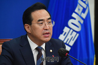 [포토] 민주당 비대위 참석한 박홍근 원내대표