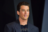 [포토] 마일즈 텔러, 감출 수 없는 남성미