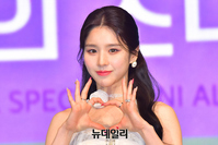 [포토] 이달의소녀 희진, 팬에 드리는 손하트